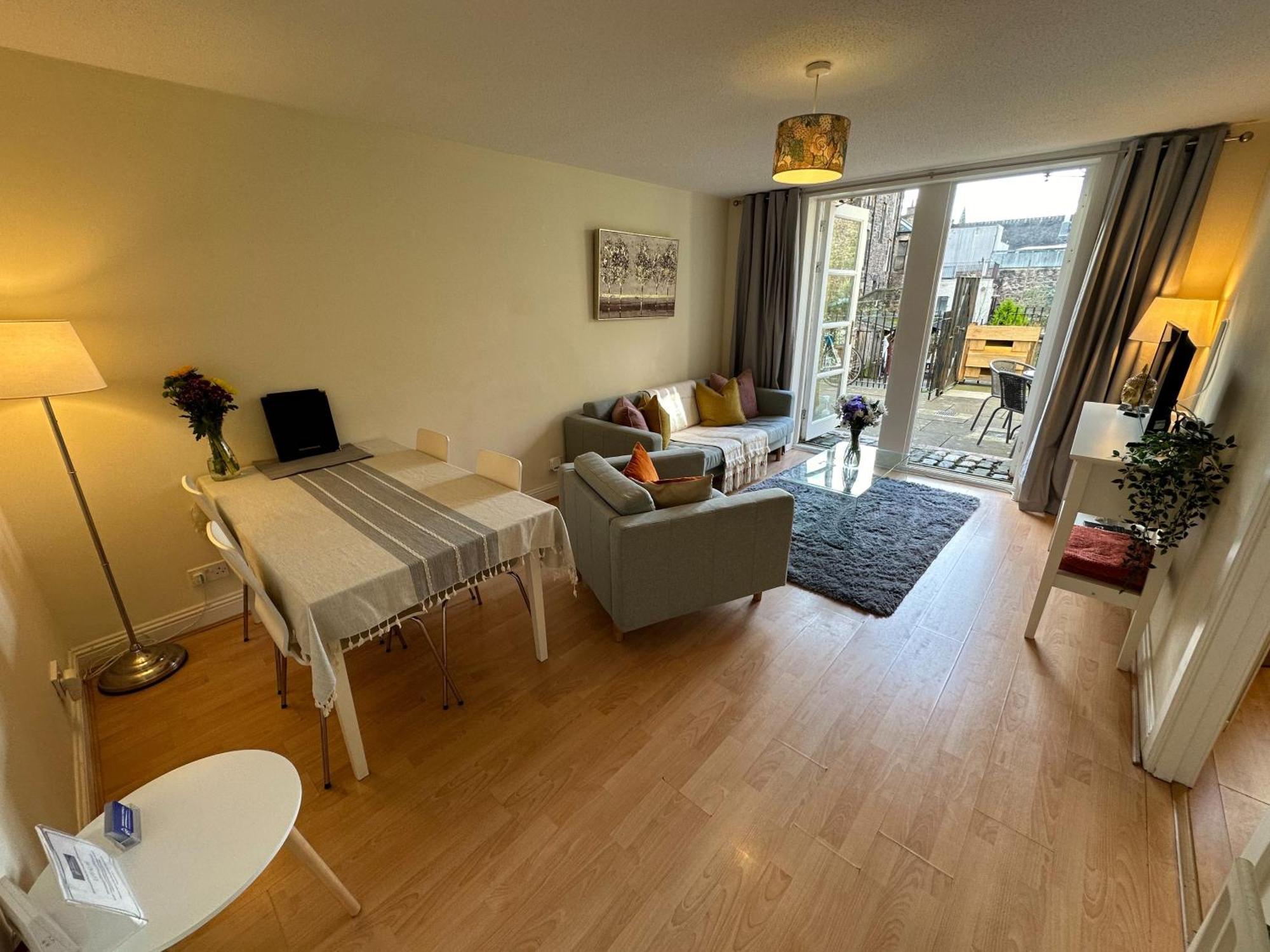 Castle Wynd Old Town Apartment เอดินบะระ ภายนอก รูปภาพ